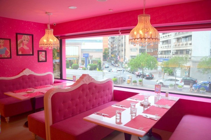 booths-overlloking-downtown-taipei-at-the-barbie-cafe