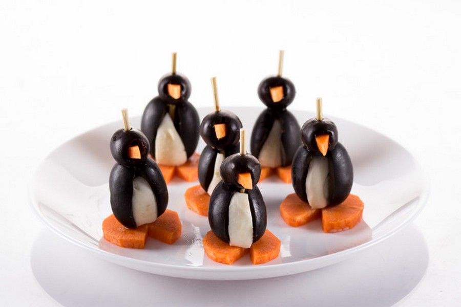Веселі пінгвінчики з оливок, моцарели і морквимна шпажках.