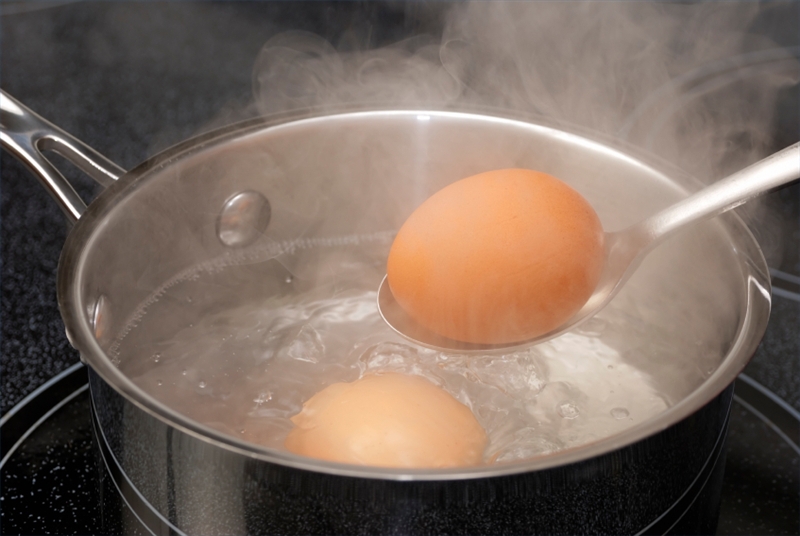 Як правильно солити яйця