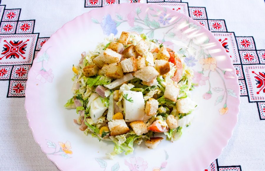 11 рецептів салатів із сухариками