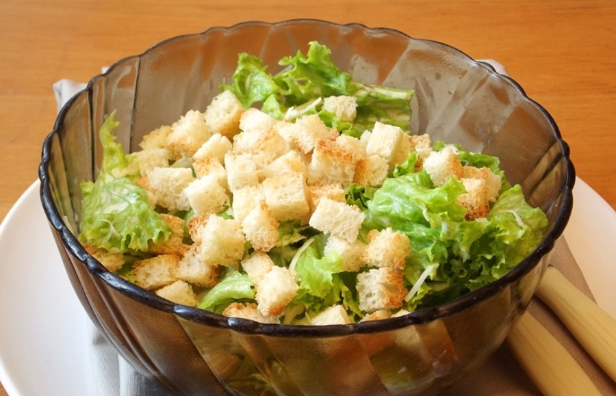 11 рецептів салатів із сухариками