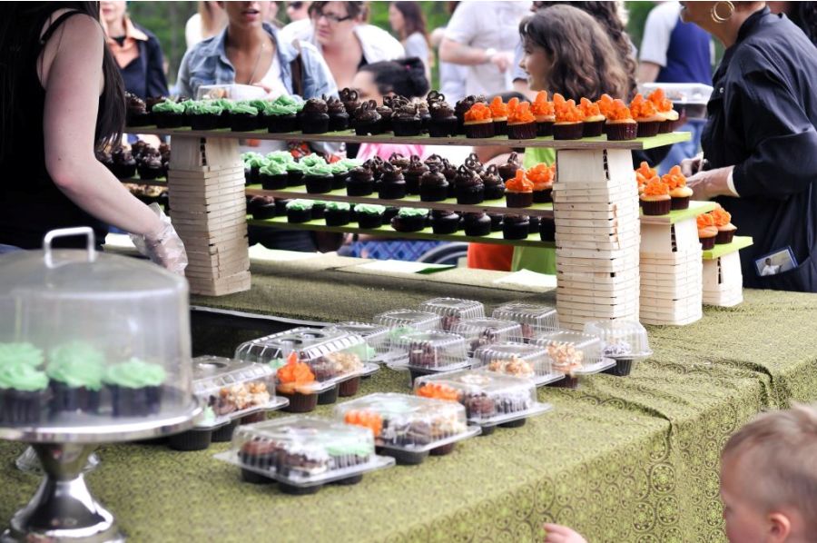 puesto-de-cupcakes-de-distintas-variedades-en-un-mercadillo-en-la-calle