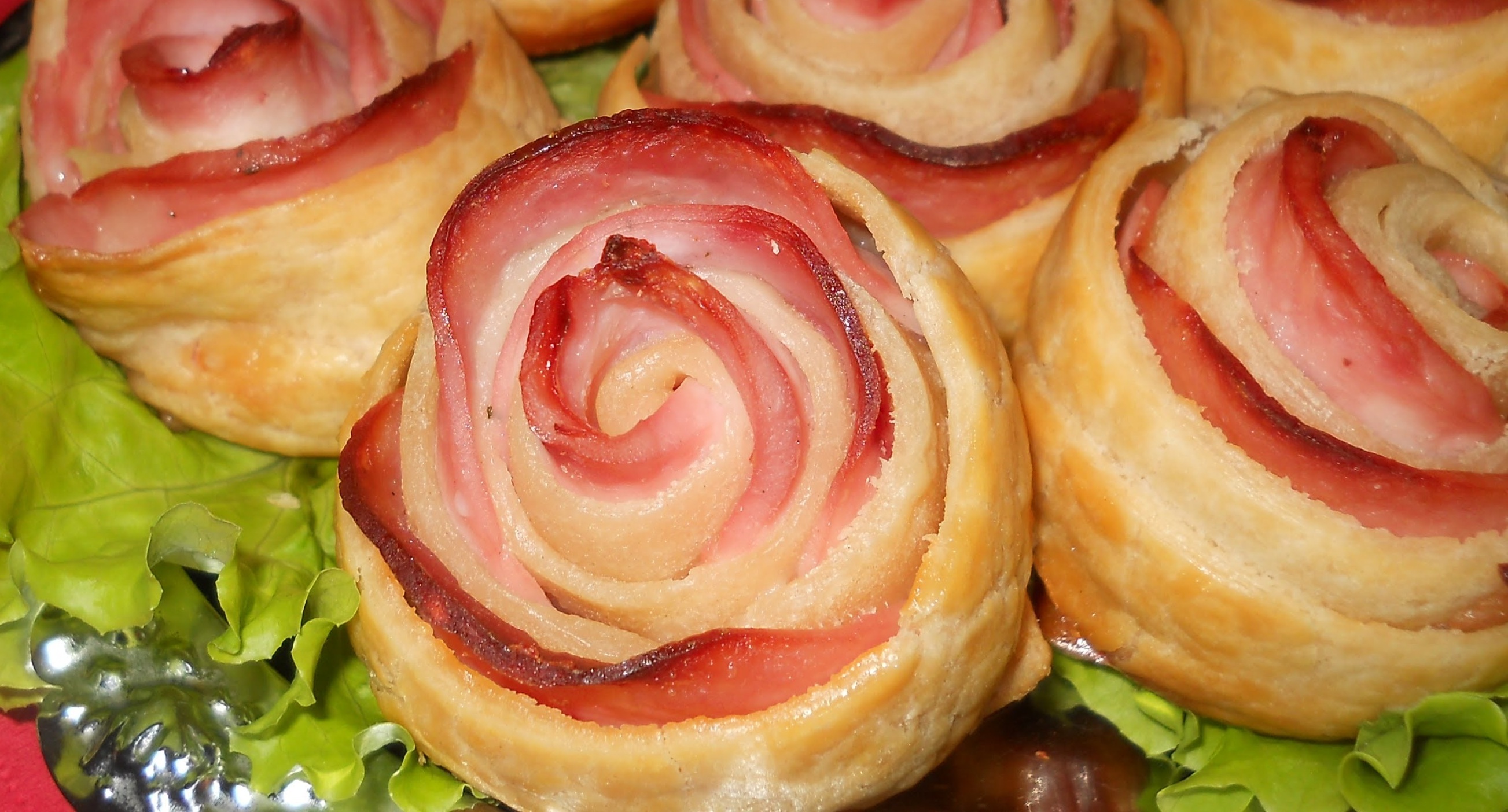 пиріжки з листковго тіста й ковбаси “рожеві троянди”