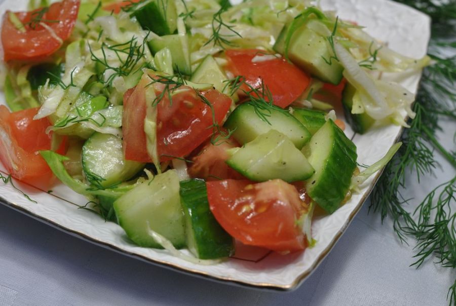салат зі свіжих овочів з гірчичною заправкою