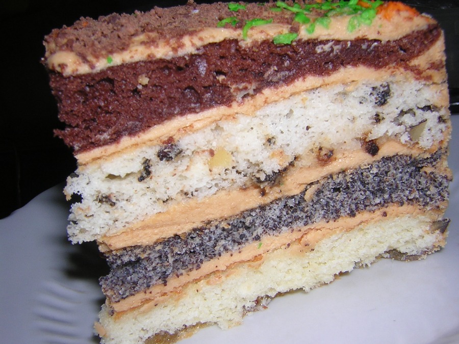 торт з родзинками, маком і горіхами «жіночі примхи»