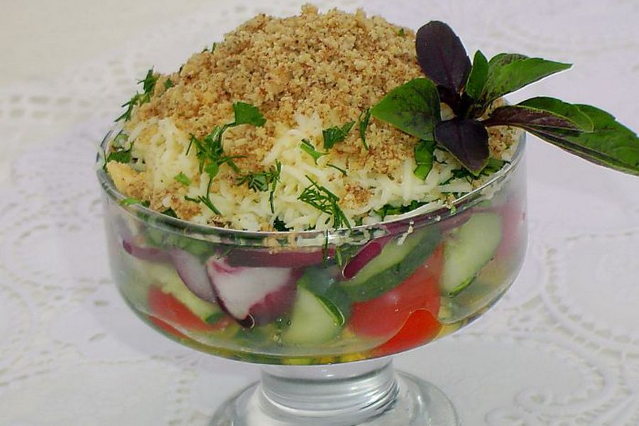 салат зі свіжих овочів з горіхами