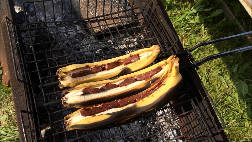 банани, запечені на мангалі