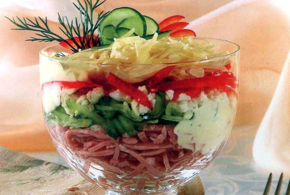 салат з копченої ковбаси з огірками