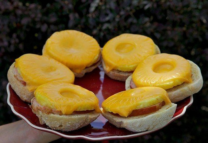 бутерброди з шинкою і ананасами