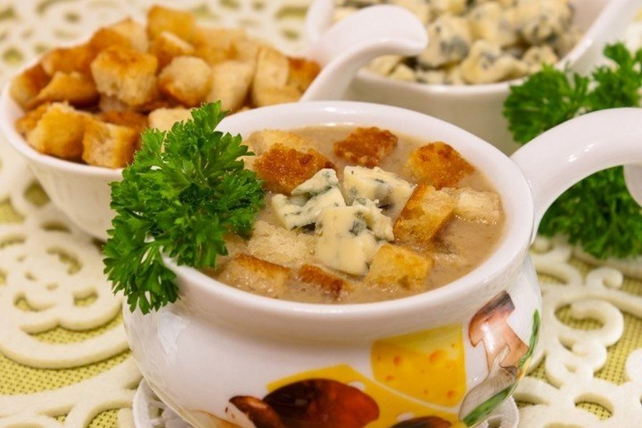 грибний суп з сухариками і сиром з пліснявою