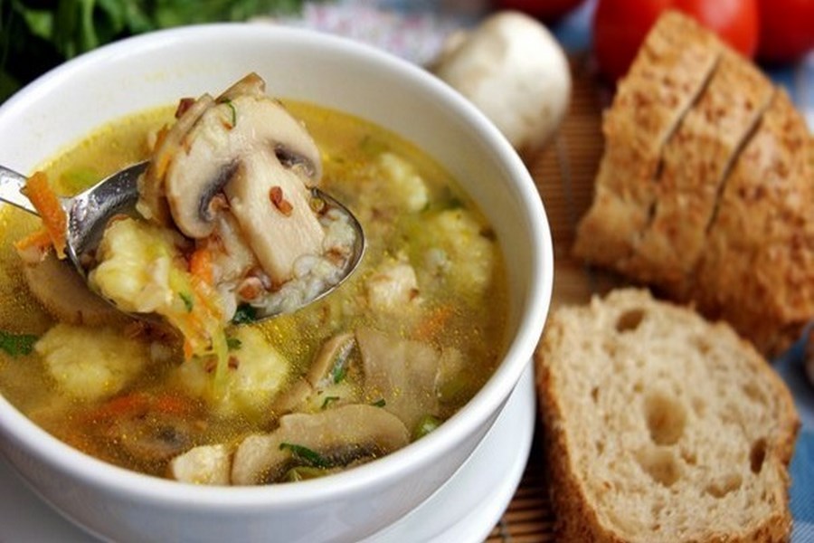 гречаний суп з печерицями і картопляними кнедликами