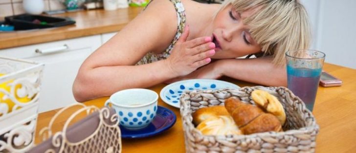 Чому вас тягне до сну після їжі, та які саме продукти це спричиняють
