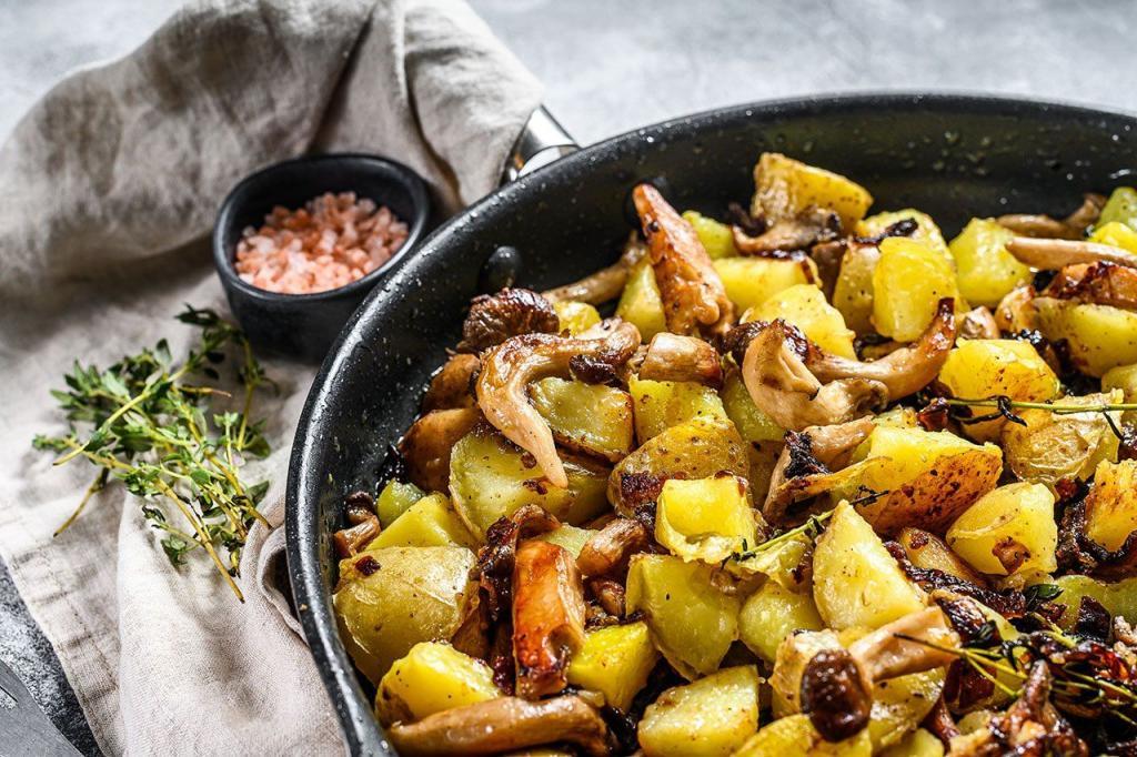 Як правильно смажити картоплю з грибами